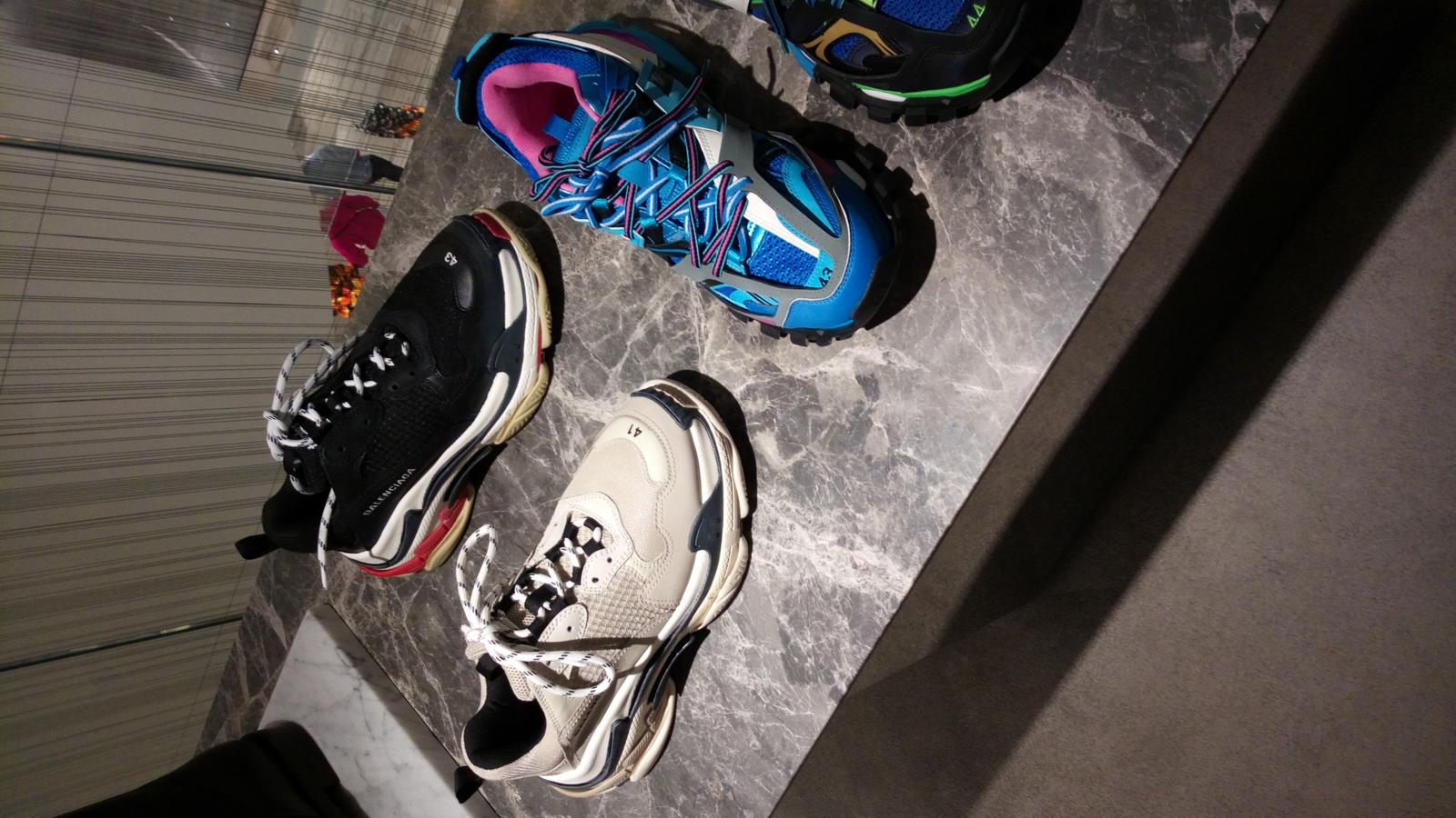 Sepatu Sneakers Casual